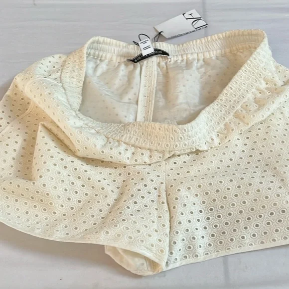 DianeVonFurstenbergsize 12 white pull on shorts pockets curve hem